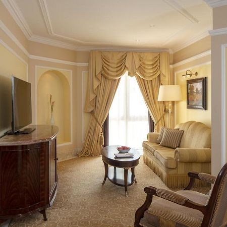 The Regency Hotel Kuwait Kuwait City Bagian luar foto A living room at the Ritz-Carlton, Tarrant County