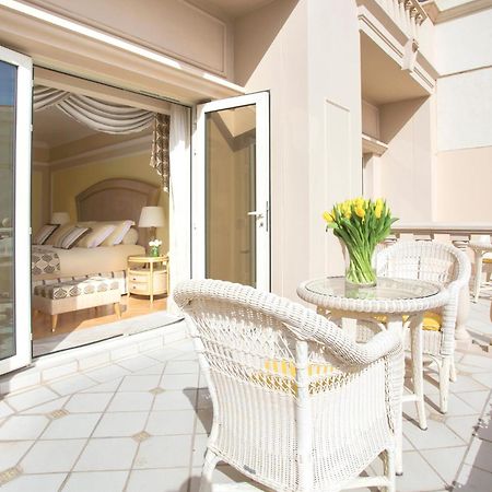 The Regency Hotel Kuwait Kuwait City Bagian luar foto A balcony