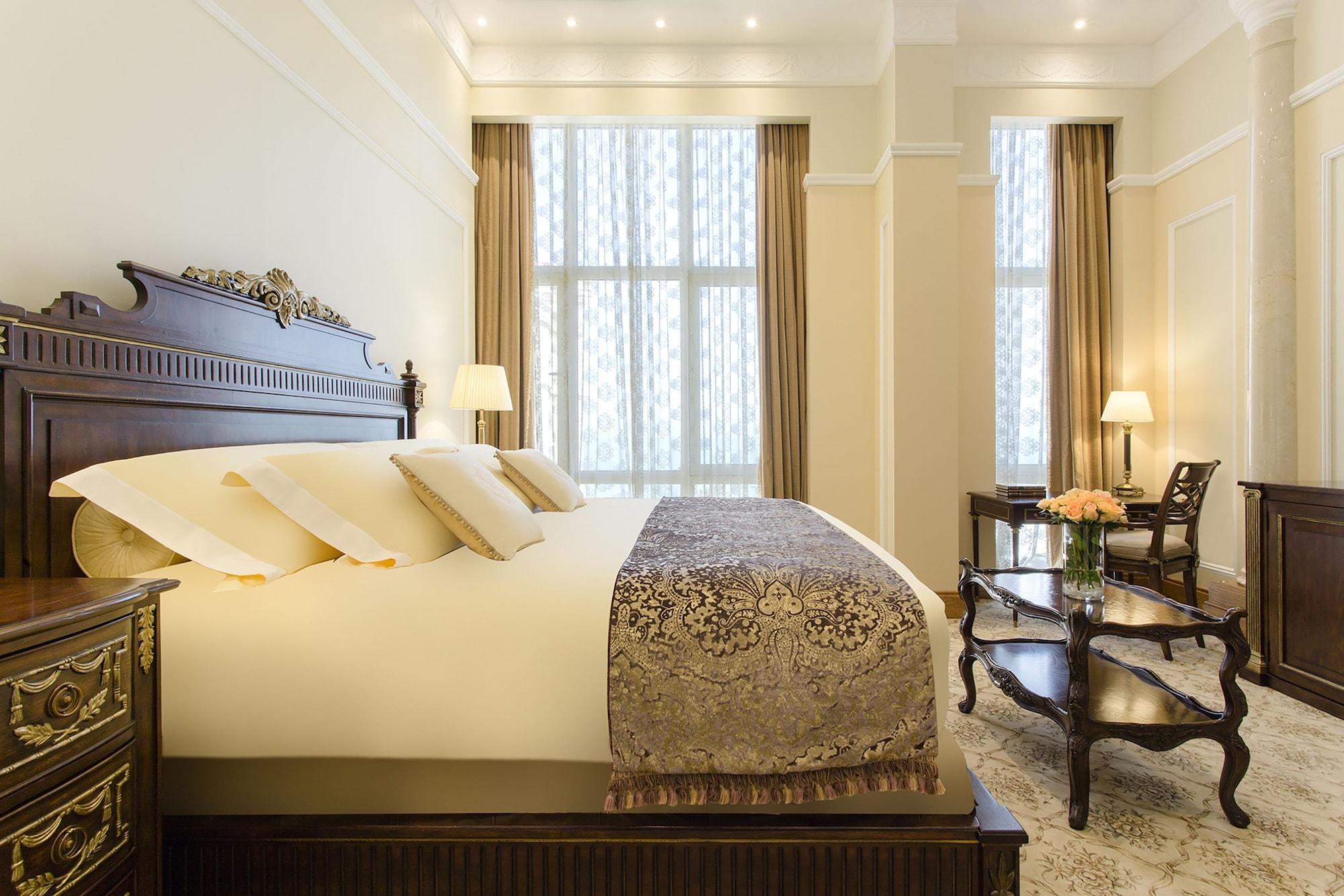 The Regency Hotel Kuwait Kuwait City Bagian luar foto A bedroom at the hotel