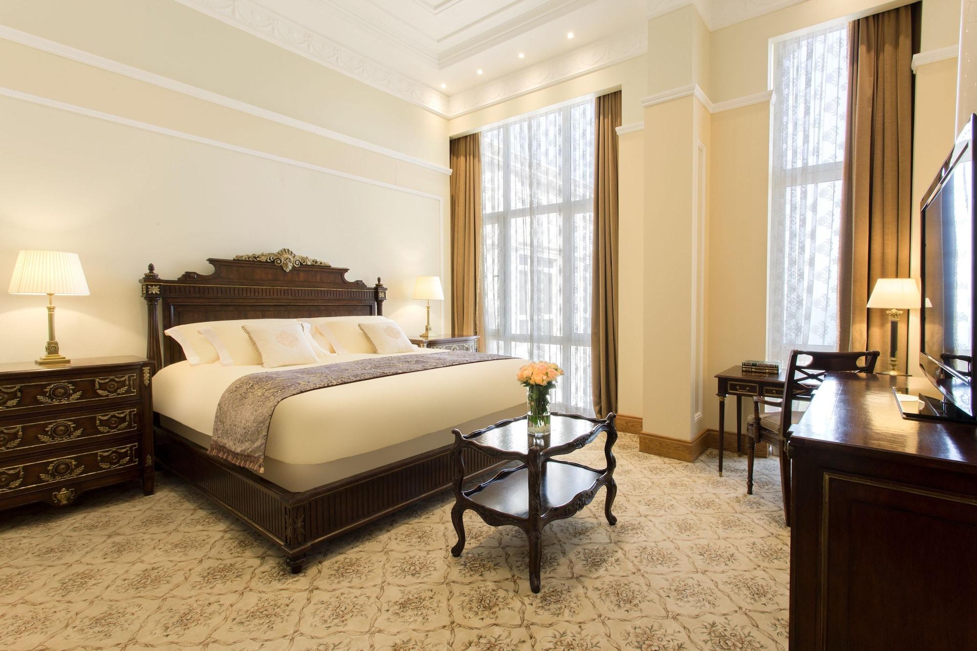 The Regency Hotel Kuwait Kuwait City Bagian luar foto A bedroom at the hotel