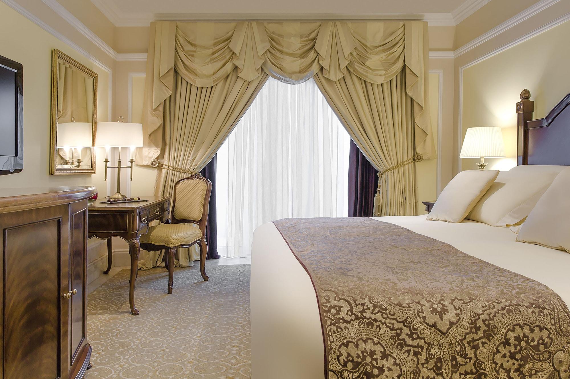 The Regency Hotel Kuwait Kuwait City Bagian luar foto A guest room at The Ritz-Carlton, Boston