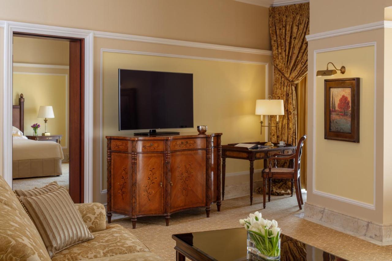 The Regency Hotel Kuwait Kuwait City Bagian luar foto A suite at the Ritz-Carlton, Boston