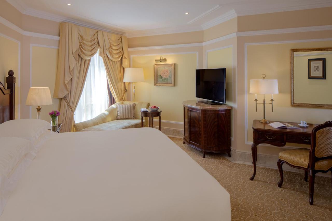 The Regency Hotel Kuwait Kuwait City Bagian luar foto A room at the hotel
