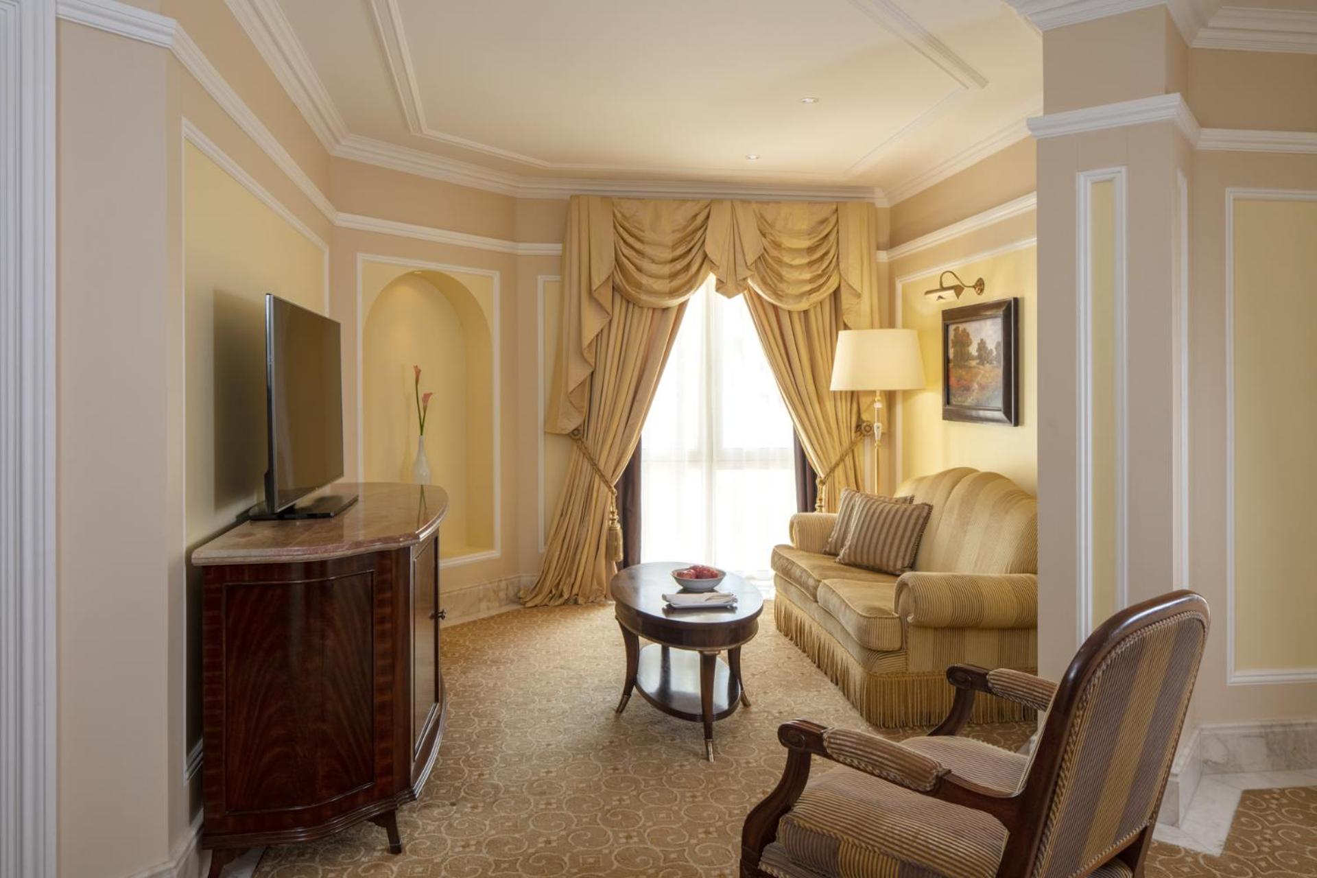 The Regency Hotel Kuwait Kuwait City Bagian luar foto A living room at the Ritz-Carlton, Tarrant County