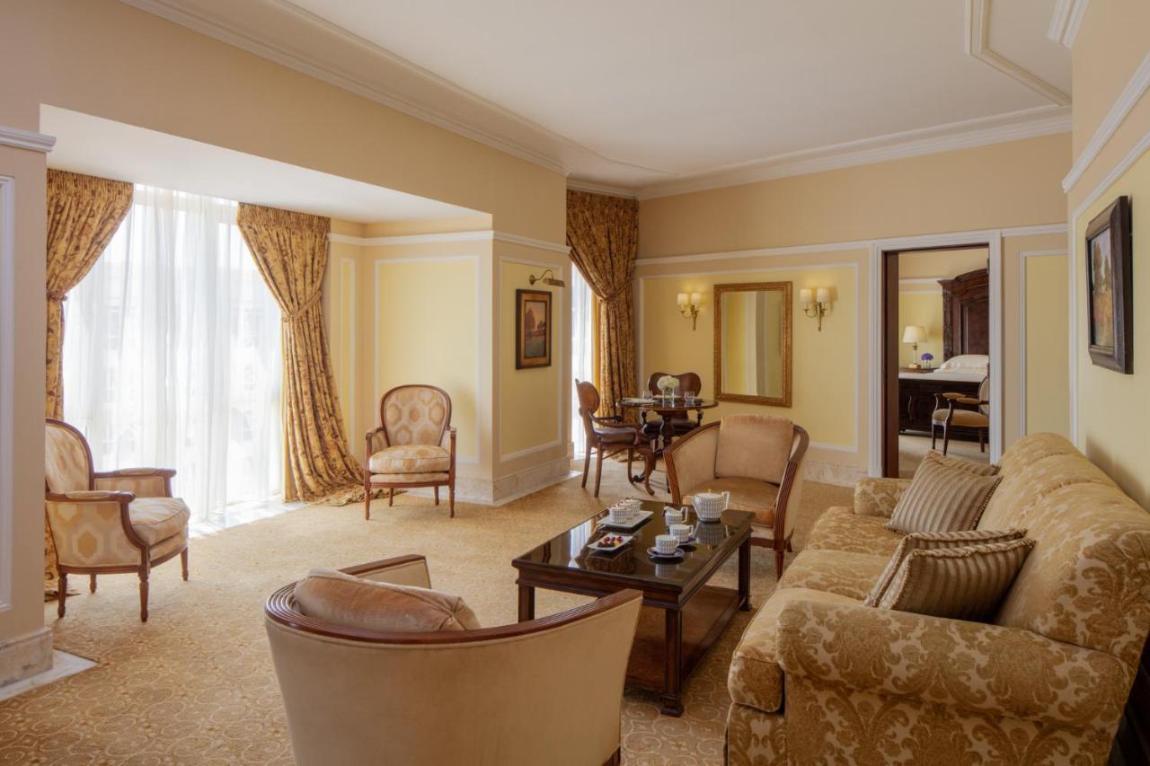The Regency Hotel Kuwait Kuwait City Bagian luar foto A suite at the Four Seasons Hotel, Istanbul