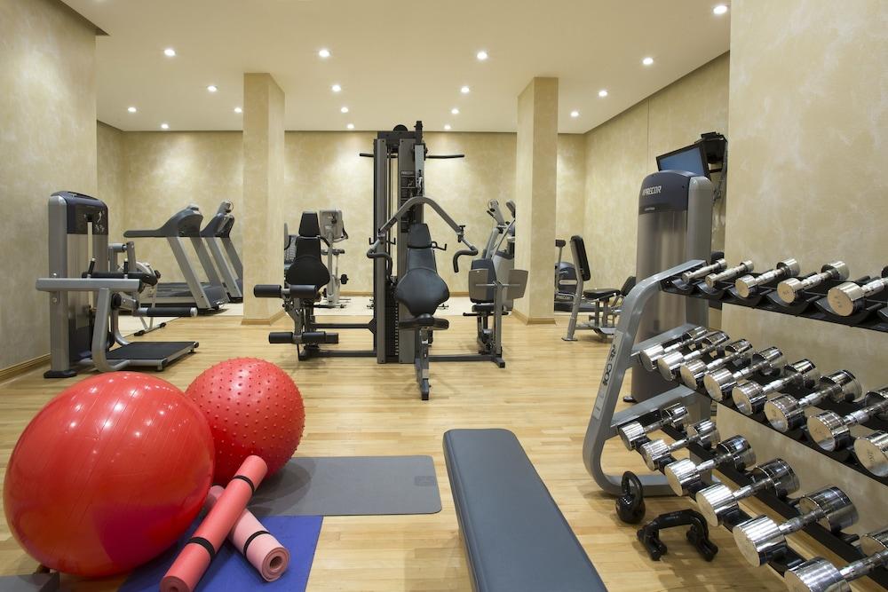 The Regency Hotel Kuwait Kuwait City Bagian luar foto A gym at a hotel