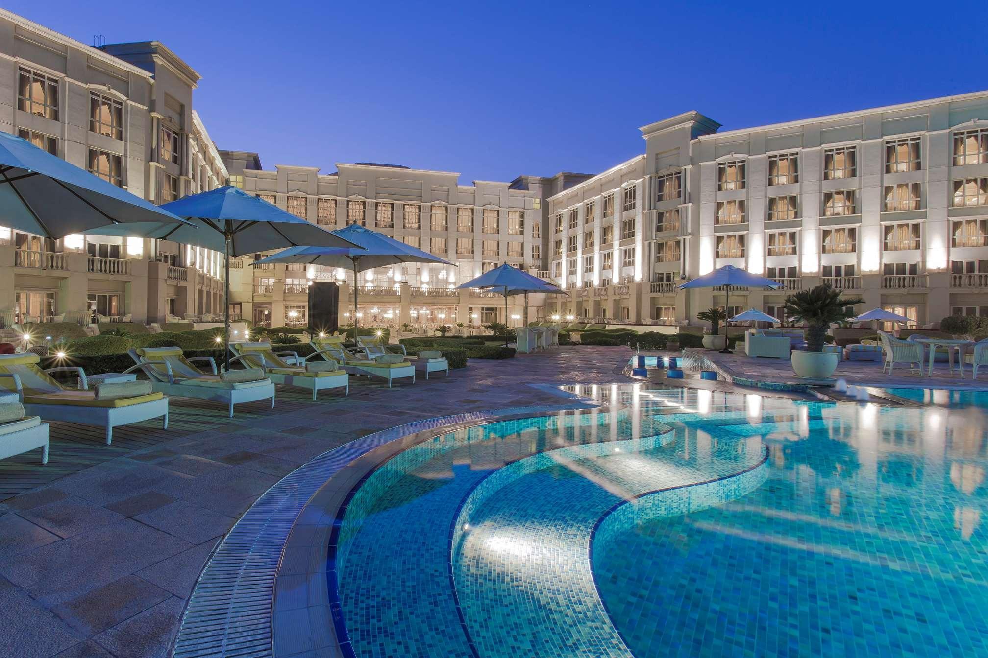 The Regency Hotel Kuwait Kuwait City Bagian luar foto The pool at the Four Seasons Hotel