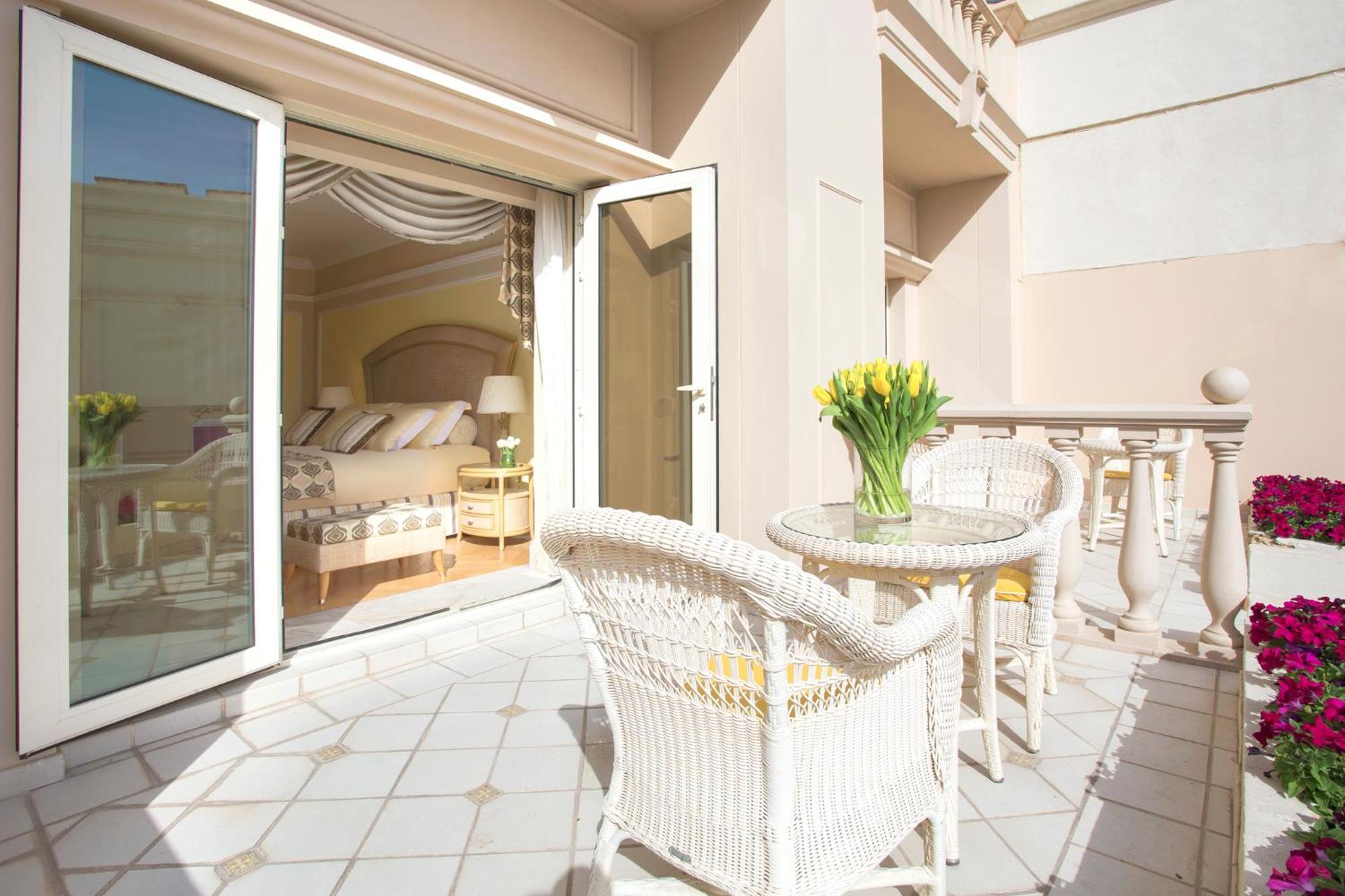 The Regency Hotel Kuwait Kuwait City Bagian luar foto A balcony